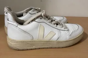 VEJA Sneakers thumbnail 1