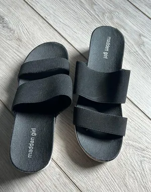 Madden Girl Black Platform Sandals thumbnail 2