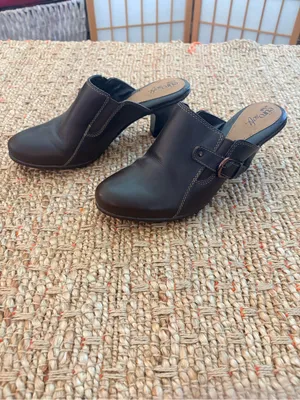 EuroSoft Brown Leather Slip-On Mule Clogs with Buckle Accent 8.5M thumbnail 3