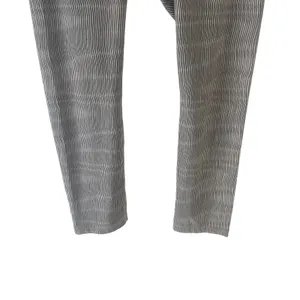 Nike‎ Women's Size Small Gray Printed Workout Activewear Cropped Leggings thumbnail 3