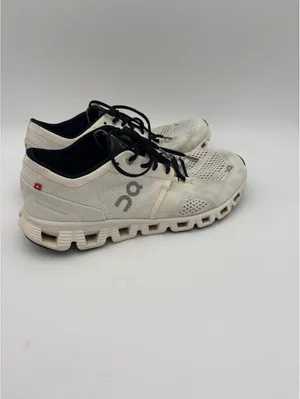On Cloud Woman’s Size 8.5 Running Shoes - Excellent Condition-Running Or Casual thumbnail 2