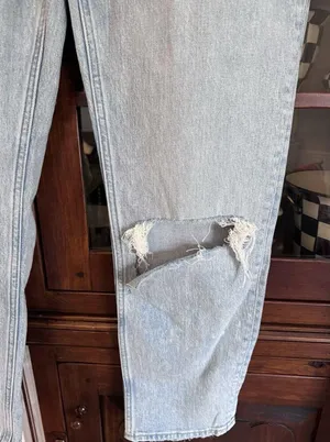Abercrombie Jeans The Dad High Rise Curve Love, Ripped Wash 26/2S Distressed thumbnail 13
