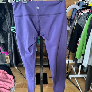 Lululemon full length size 8 purple leggings thumbnail 2