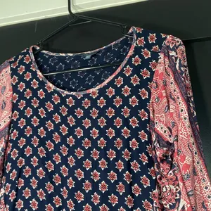 🛟🛟🛟BOGOHO 🛟🛟🛟Lucky Brand Multi-Media Floral Navy and Pink Blouse-Medium thumbnail 2