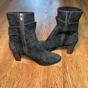 Theory Black Suede Ankle Boots Brown Buckle Stacked Heel Made in Italy Size 7.5 thumbnail 4