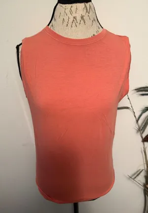 Lululemon Sleeveless Muscle Tank Top Coral Pink Crew Neck Womens Size 6‎ thumbnail 1