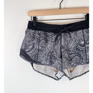 Lululemon Women Shorts Black Hotty Hot Paisley Low Rise Stretch Athletic Size 6 thumbnail 5