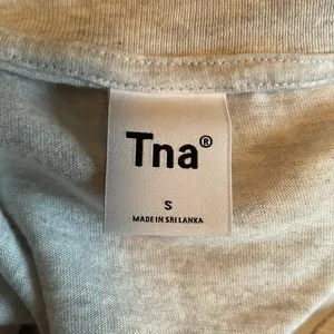 😻 Super Cute TNA Aritzia Light Grey Short Sleeve Cropped T Shirt thumbnail 7