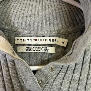 Tommy Hilfiger vintage y2k Women's Medium Ribbed Henley Snap Sweater Gray‎ White thumbnail 2