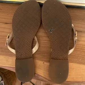 Tory Burch Leather Flip Flops Size 9 Gold Buckle Logo Hardware Tan Straps thumbnail 6