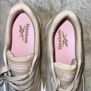 Reebok Tan‎ Suede Sneakers Modern Minimalist Design thumbnail 8
