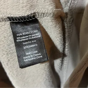 Barefoot dreams sweatshirt thumbnail 4