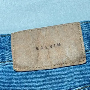 H&M &Denim Light Wash Blue Denim Women's Shorts - Size: 6 thumbnail 3