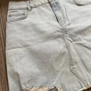 WILD FABLE Light Wash Denim Mini Skirt Size 12 thumbnail 7