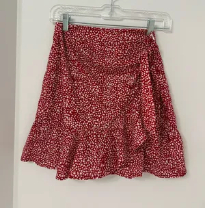 Red/white SHEIN skirt Red Size M thumbnail 1