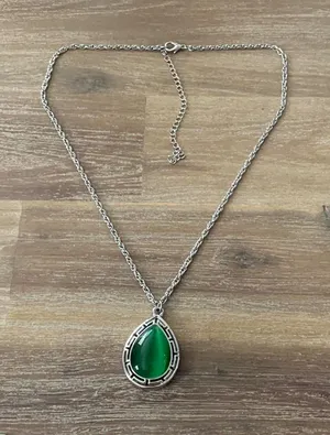Green teardrop pendant necklace Silver thumbnail 1