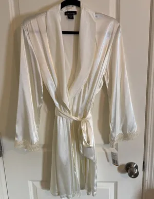 Vintage NWT 90's Jones New York Bridal Satin Robe With Lace Sz Small/Med‎ Cream thumbnail 1