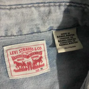 Levi’s Women Western Cowgirl Rodeo Denim Jean Shirt Shacket Jacket Top Blouse Pearl Snap Light Wash Long Sleeve Sz XL Measurement in pics thumbnail 3