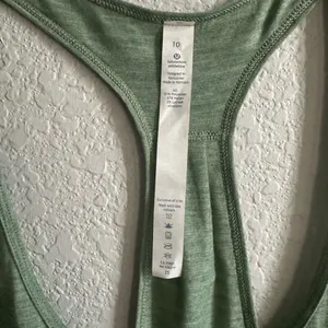 💚Lululemon Heathered Green 105 Singlet Tank Top thumbnail 6