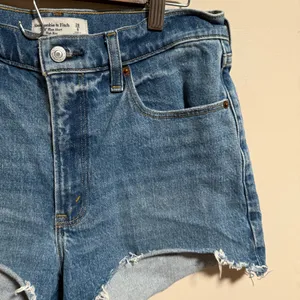 Abercrombie & Fitch High Rise 4" Mom Short Medium Wash- Size 28 thumbnail 4