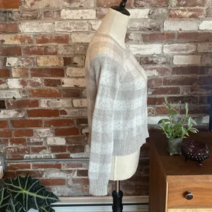 Banana Republic White and Beige Check Knit Sweater Size S thumbnail 3