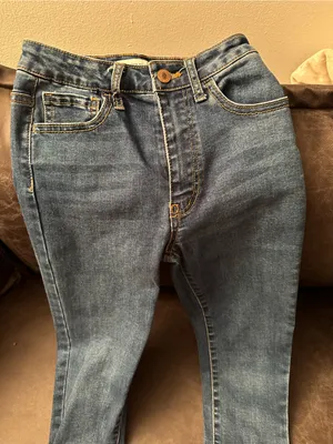Forever 21 Skinny Jeans in Medium Blue Wash thumbnail 2