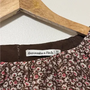Abercrombie & Fitch Floral Puff Sleeve Blouse Size XS Brown thumbnail 2