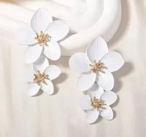 White & Gold Vintage Inspired Floral Dangle Earrings with Gold Accents NWT thumbnail 5