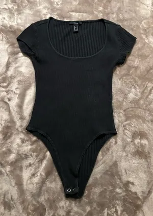 Forever 21 Bodysuit Women’s Size S Black Ribbed Scoop Neckline Short Cap Sleeve thumbnail 1