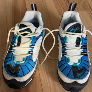 Nike Women's Air Max 98 sneakers in the Blue Nebula/Radiant Emerald colorway. thumbnail 4