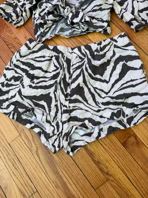 H&M Matching Set Zebra Print Crop Top/Shorts Black/Cream 2-piece tie high-waist Sz M lace cutouts coastal coord thumbnail 3