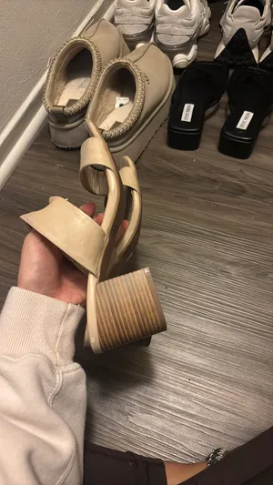 Tan Heels Size 8.5 thumbnail 3