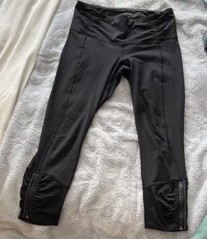 EUC Women’s Black Lululemon Ruched Zipper Leggings Size 8 thumbnail 1