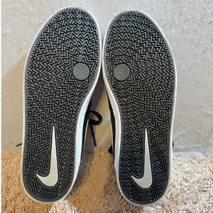 969 |‎ Nike SB Check Solarsoft Canvas Skate Shoes Black White Womens 9 thumbnail 7