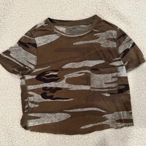 Womens Camo cropped pocket T Shirt Size XS Brand Zoe + Liv thumbnail 1