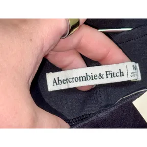 NWT Abercrombie & Fitch Black Pull On Pleated Wide Leg Dress Pants Trousers Sz M thumbnail 3