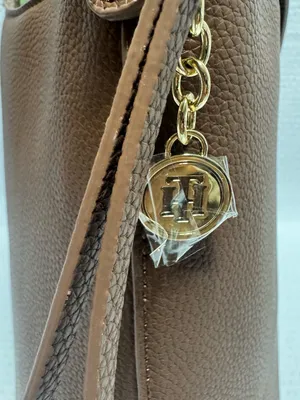Tommy Hilfiger Women's Brown Leather Shoulder Bag with Gold Logo Accent thumbnail 11