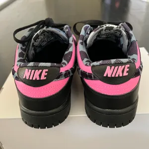 Nike New iD By Kelly Dunk Low Black Pink thumbnail 8