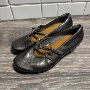 Naot Metallic Pewter Leather Double Strap Mary Jane Rhinestone Buckle Heels 38 7 thumbnail 2