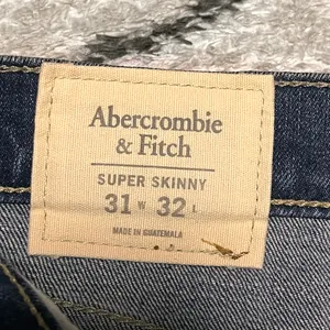 NWOT 31 W 32 L Abercrombie & Fitch Dark Blue Skinny Jeans 95% Cotton Streetwear thumbnail 4