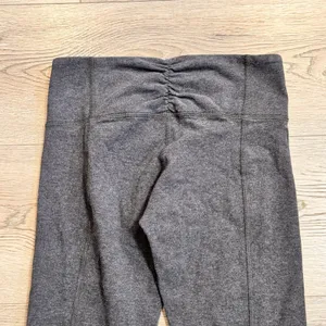 Lululemon Scrunch Waist Legs Cropped Leggings‎ Grey Size 4 Crop thumbnail 3
