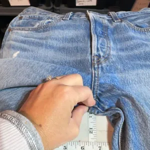 Levi's Wedgie Women's Raw Hem Tapered‎ Ankle Jeans Blue Denim Acid Wash Size 30 thumbnail 13