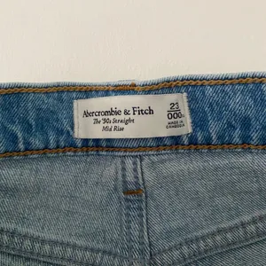 Abercrombie & Fitch 90s Straight Jeans 23/000 Mid Rise Raw Hem Light Wash thumbnail 4