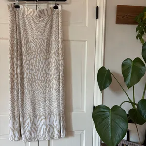 Chico’s Size 2 White‎ Tan Animal Print Maxi Skirt Slit Pull On Chicos Size Large thumbnail 9