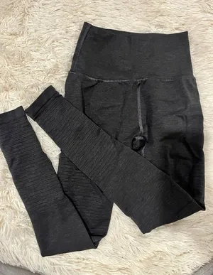 Alphalete Sports Leggings Size S Butt Scrunch Seamless Front Seam Dark Gray thumbnail 1