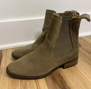 UGG Shoes Wm Size 7 Green Suede Chelsea Ankle Boots Block Heel 1095393 Gorpcore thumbnail 1
