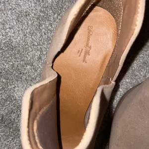 Universal thread tan booties faux suede pointed ties size 9.5 thumbnail 7
