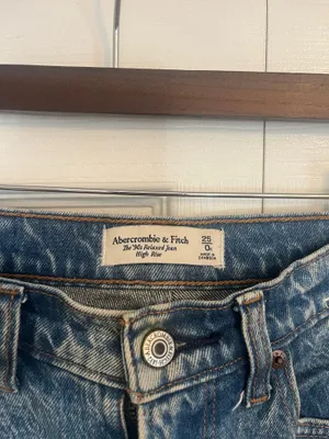 Abercrombie and fitch 90s relaxed high rise jeans thumbnail 4
