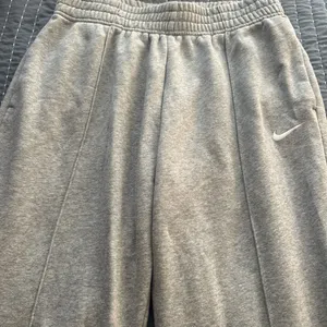 Gray Nike sweatpants thumbnail 3