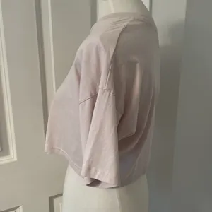 Cute Brand new with Tags Aritzia TNA Light Pink Super Cropped Tee thumbnail 3